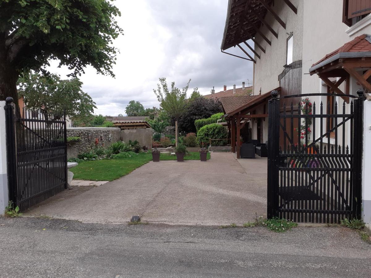 Villa Les Copains D'Abord Beaucroissant Exterior foto