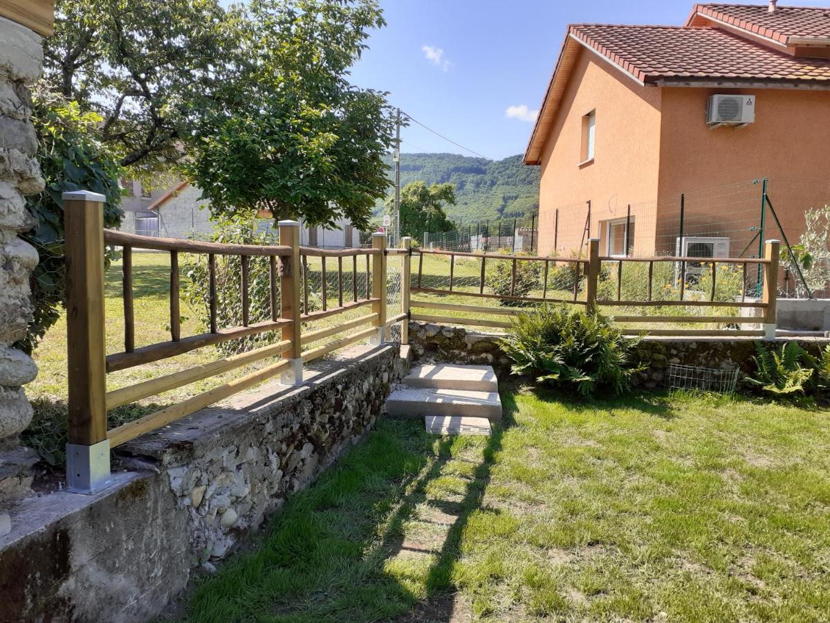 Villa Les Copains D'Abord Beaucroissant Exterior foto