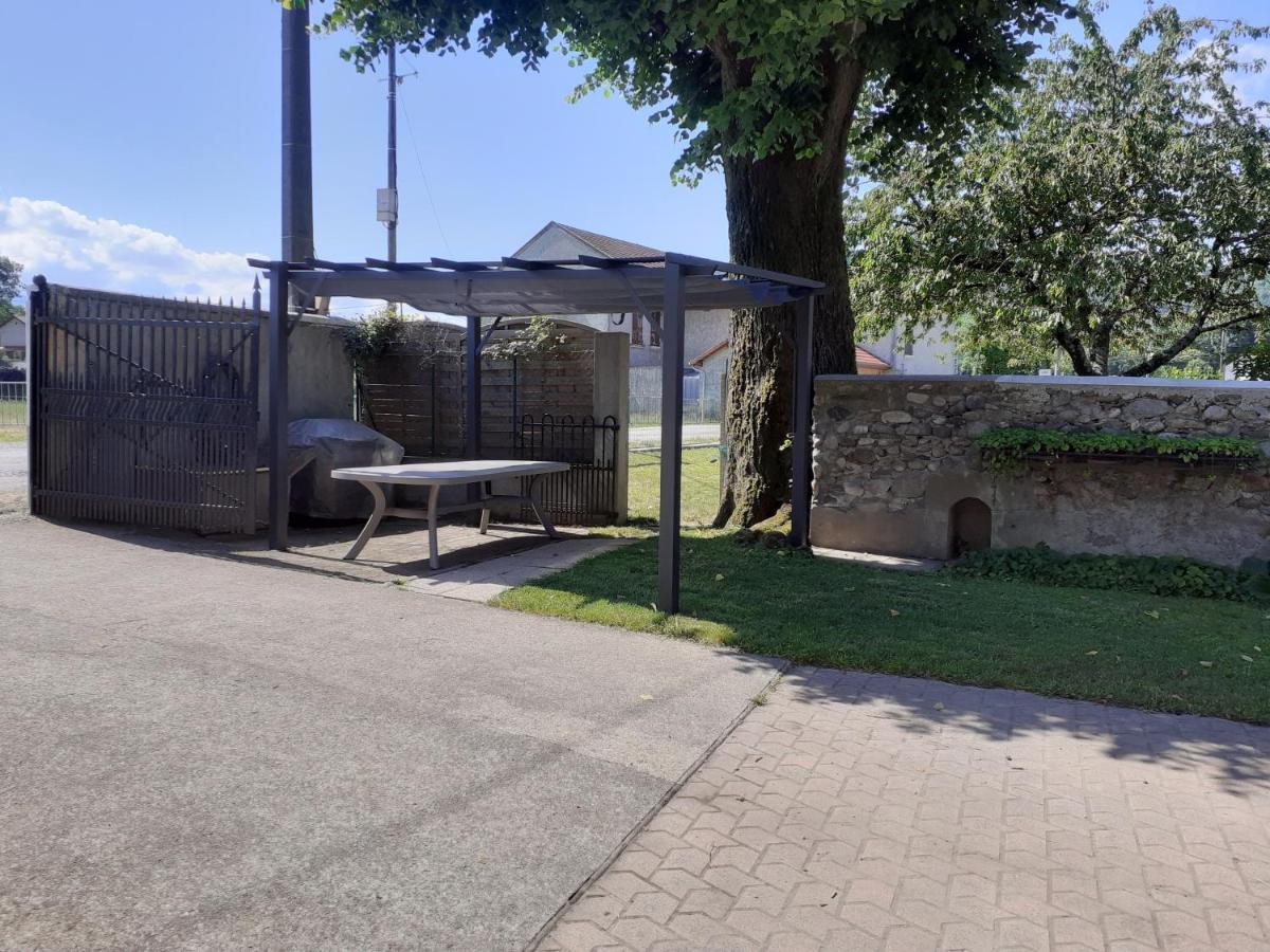 Villa Les Copains D'Abord Beaucroissant Exterior foto
